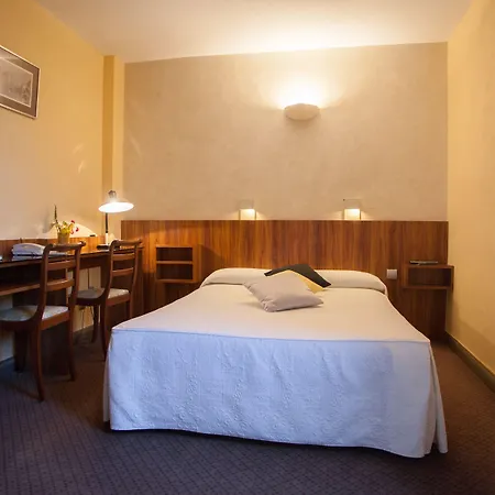 호텔 Logis - Et Restaurant Le Lion D'or 3*
