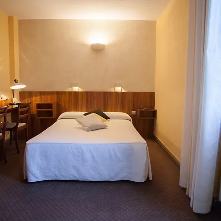 Logis - Et Restaurant Le Lion D'or 호텔 3*