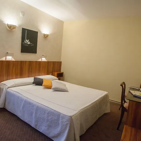 Hotel Logis - Et Restaurant Le Lion D'or 3*
