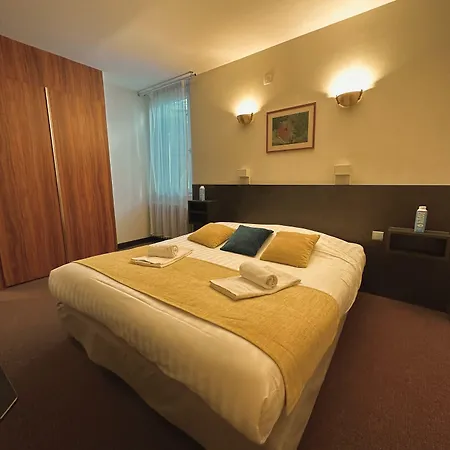 Hotel Logis - Et Restaurant Le Lion D'or 3*