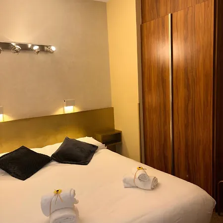 Logis - Et Restaurant Le Lion D'or 호텔 3*