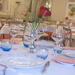 Logis - Et Restaurant Le Lion D'or Otel