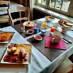 Logis - Et Restaurant Le Lion D'or ホテル 3*
