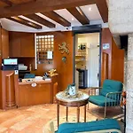 Logis - Et Restaurant Le Lion D'or Otel