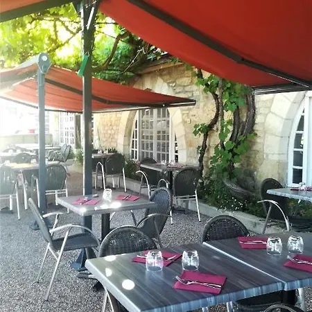 Logis - Et Restaurant Le Lion D'or ホテル 3*