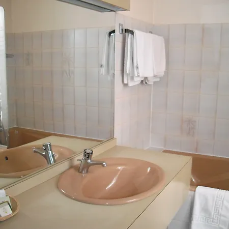 Отель Logis - Et Restaurant Le Lion D'or Грама