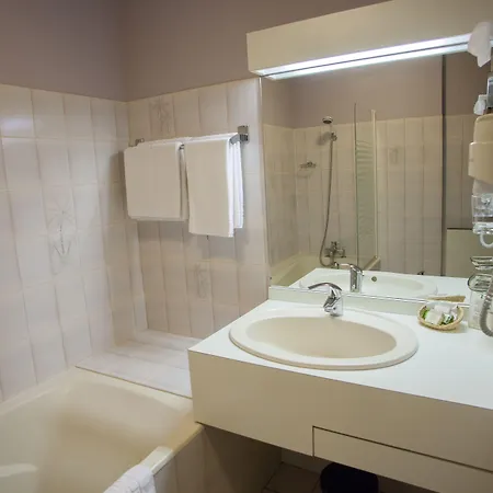 Hotel Logis - Et Restaurant Le Lion D'or 3*