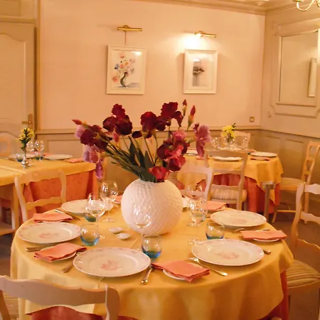 Logis - Et Restaurant Le Lion D'or Грама