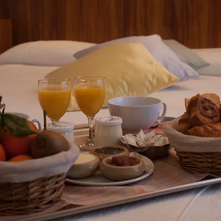 Logis - Et Restaurant Le Lion D'or Грама