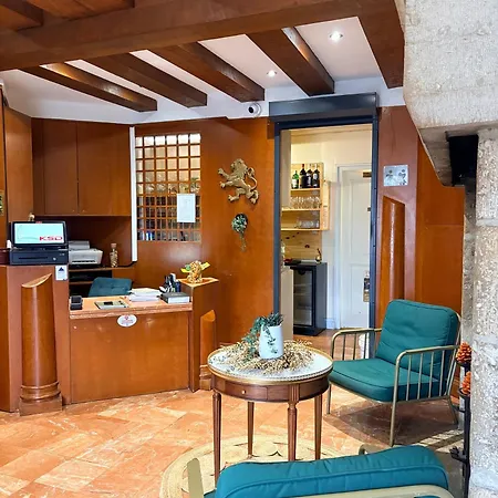 Logis - Et Restaurant Le Lion D'or فندق