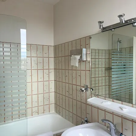 Logis - Et Restaurant Le Lion D'or 3*