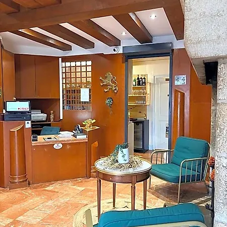 Hotel Logis - Et Restaurant Le Lion D'or