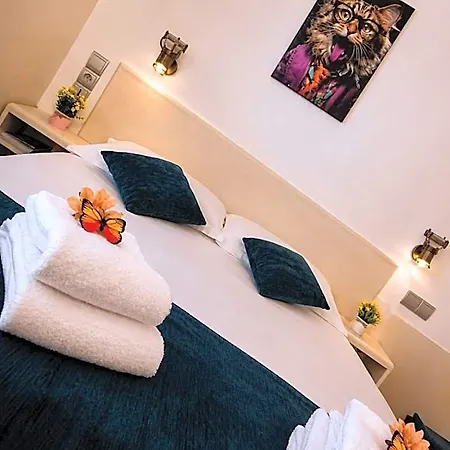 Logis - Et Restaurant Le Lion D'or 3*