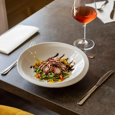 Logis - Et Restaurant Le Lion D'or 3*