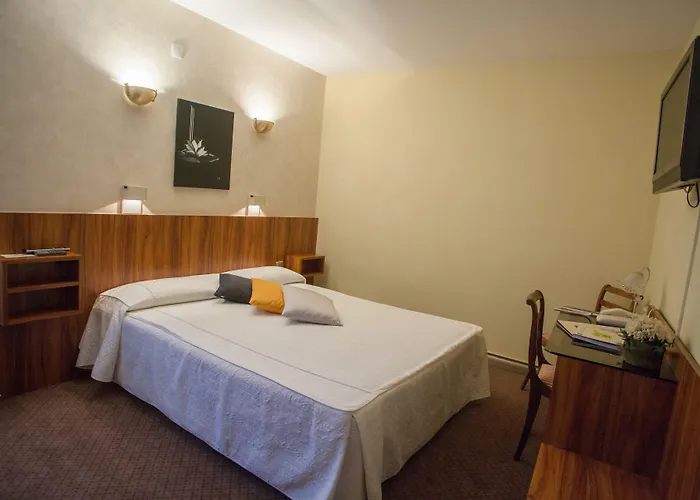 Hotel Logis - Et Restaurant Le Lion D'or 3*