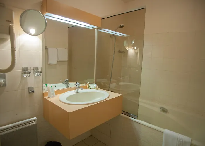 Logis - Et Restaurant Le Lion D'or Hotel